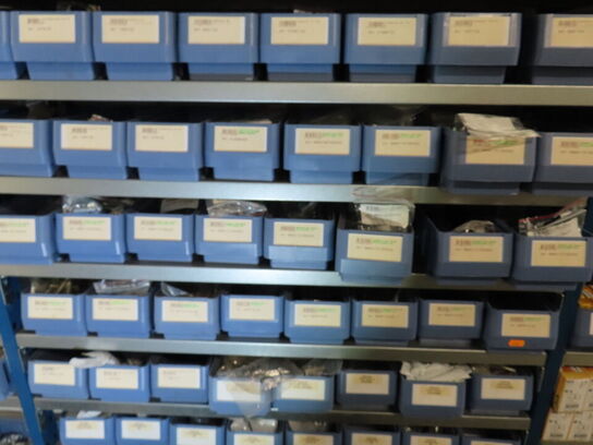 Indhold på reolen, inklusive kasser