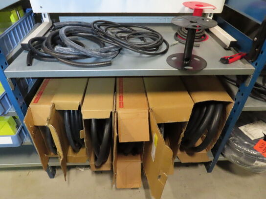 Indhold på reolen, inklusive kasser