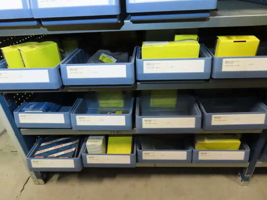 Indhold på reolen, inklusive kasser