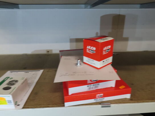 Div. reservedele på reoler og vogne