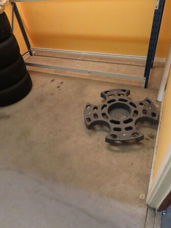 Tøm rummet for dele og reoler