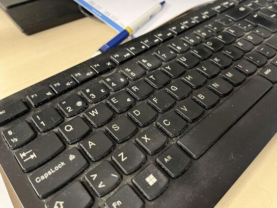 Komplet arbejdes station m. hæve/sænke bord og stol