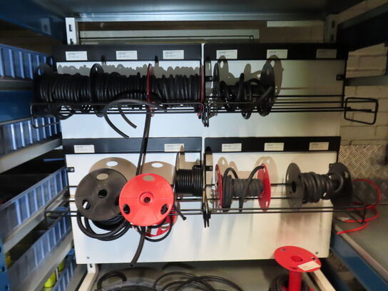 Indhold på reolen, inklusive kasser