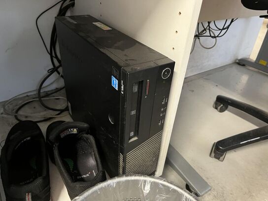 Komplet arbejdes station m. hæve/sænke bord og stol