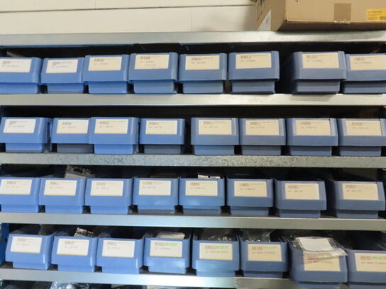 Indhold på reolen, inklusive kasser