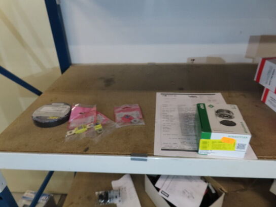 Div. reservedele på reoler og vogne