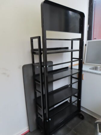 Tøm rummet for dele og reoler