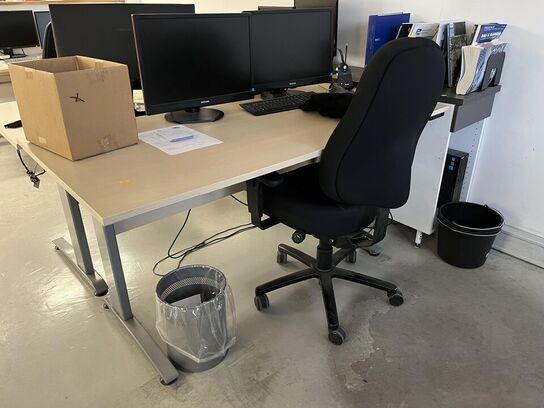 Komplet arbejdes station m. hæve/sænke bord og stol