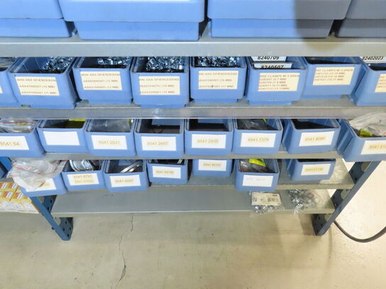 Indhold på reolen, inklusive kasser