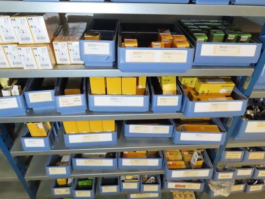 Indhold på reolen, inklusive kasser