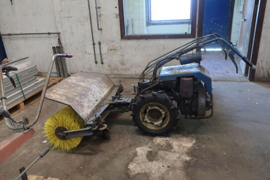 Redskabsbærer med kost ARTIGLIO E