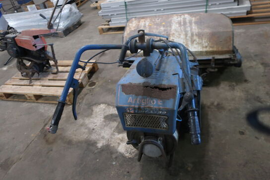 Redskabsbærer med kost ARTIGLIO E