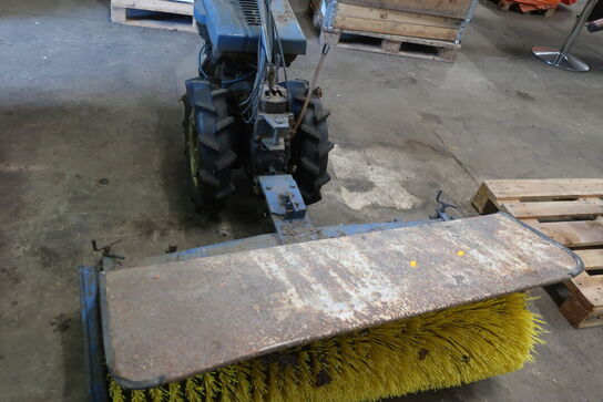 Redskabsbærer med kost ARTIGLIO E