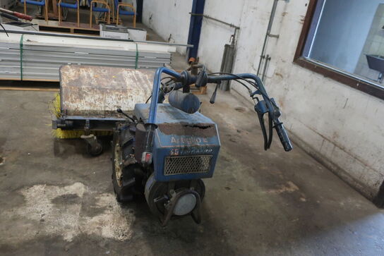 Redskabsbærer med kost ARTIGLIO E