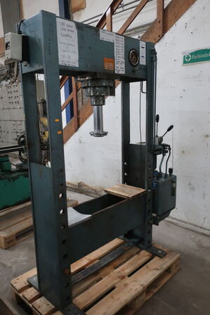 Hydraulisk presse 25 ton / 250 kN - oplyst utæt!