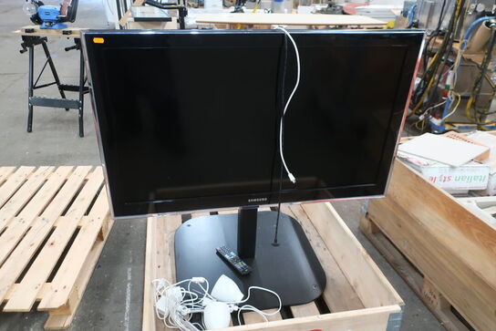 TV 40" SAMSUNG LE40D570 m. fjernbetjening samt to lamper