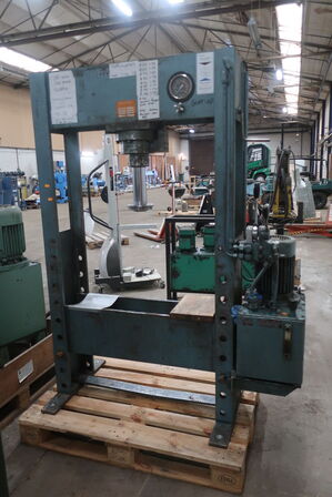Hydraulisk presse 25 ton / 250 kN - oplyst utæt!