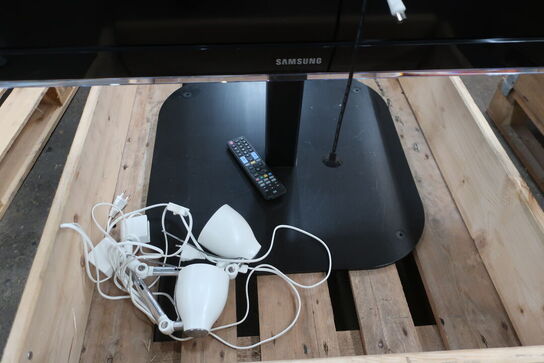 TV 40" SAMSUNG LE40D570 m. fjernbetjening samt to lamper