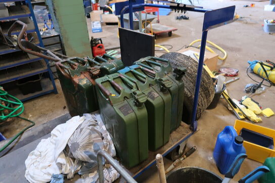 Vong med jerrycans