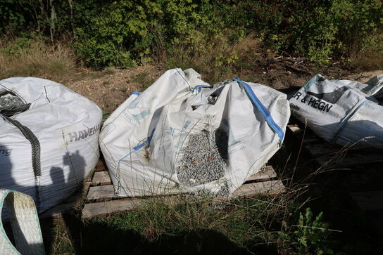 Div. Bigbags med granitskærver, jord m.m.