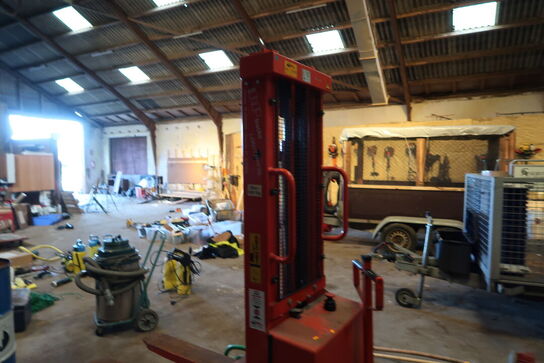 Manuelstabler med ellift NP TRUCKS EHS 800/2850