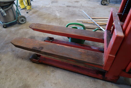 Manuelstabler med ellift NP TRUCKS EHS 800/2850