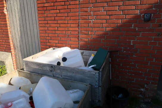 2 stk. paller med div. Dunke samt planter