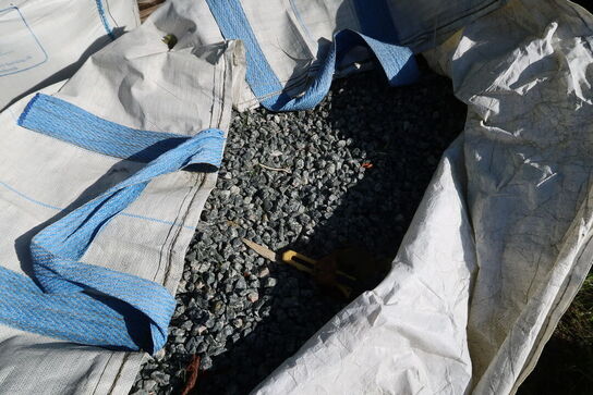 Div. Bigbags med granitskærver, jord m.m.