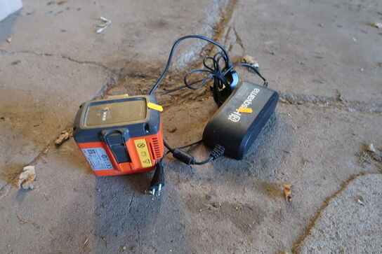 Batteri samt lader HUSQVARNA