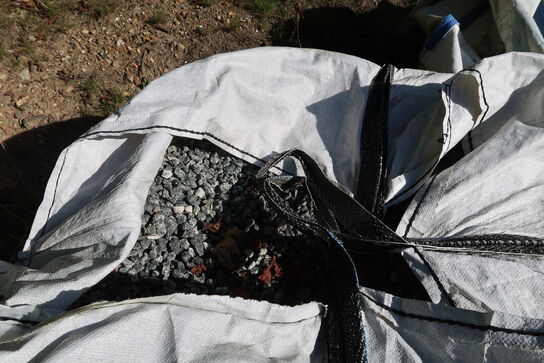 Div. Bigbags med granitskærver, jord m.m.