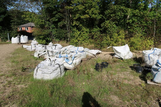 Div. Bigbags med granitskærver, jord m.m.