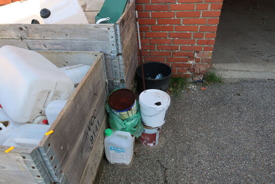 2 stk. paller med div. Dunke samt planter