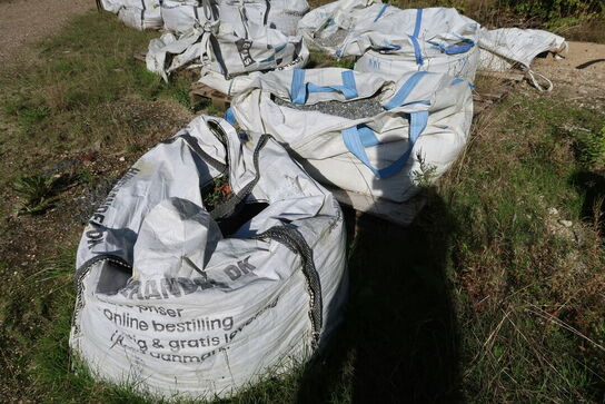 Div. Bigbags med granitskærver, jord m.m.