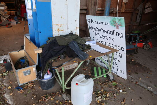 Opbevaringsvogn med indhold