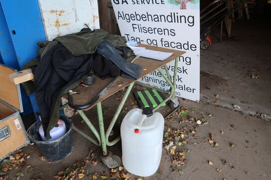 Opbevaringsvogn med indhold