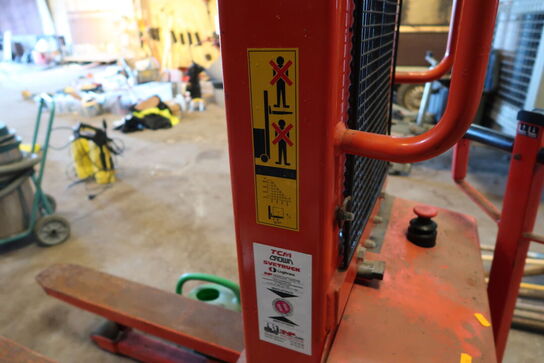 Manuelstabler med ellift NP TRUCKS EHS 800/2850