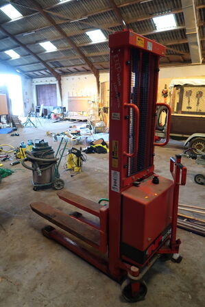 Manuelstabler med ellift NP TRUCKS EHS 800/2850