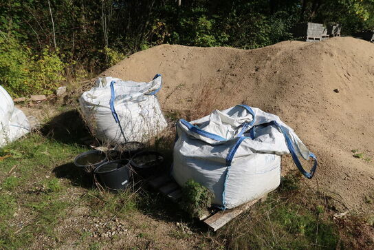 Div. Bigbags med granitskærver, jord m.m.