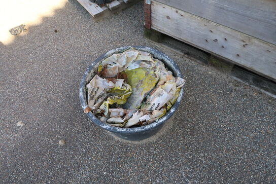 2 stk. paller med div. Dunke samt planter