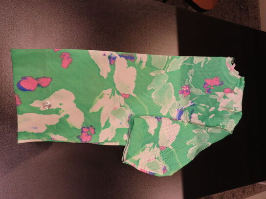 Udstilling med møbler, reol og tøjet på stativer og borde