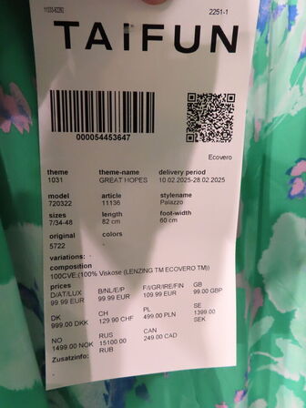 Udstilling med møbler, reol og tøjet på stativer og borde