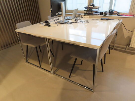 2 stk. borde med 4 stk. stole KFF