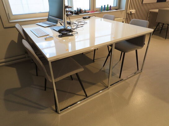 2 stk. borde med 4 stk. stole KFF