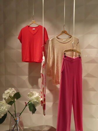 2 stk. mannequiner med tøj samt 4 stk. tøj på bøjler