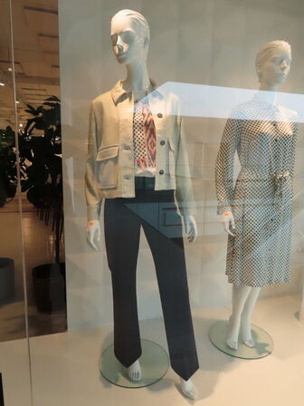 2 stk. mannequiner med tøj