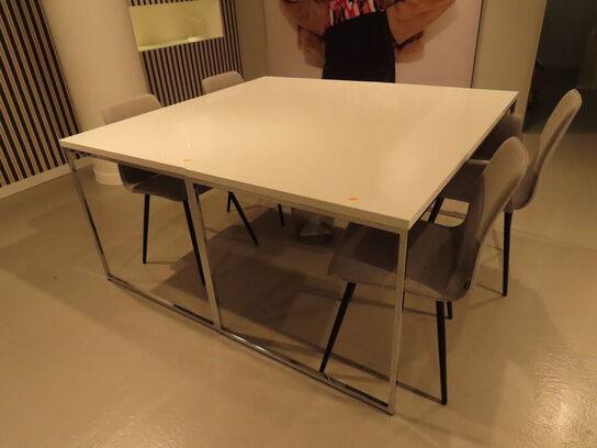 2 stk. borde med 4 stk. stole KFF