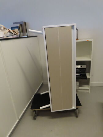 7 stk. kontorreoler samt kommode