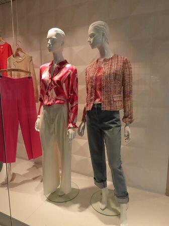 2 stk. mannequiner med tøj samt 4 stk. tøj på bøjler