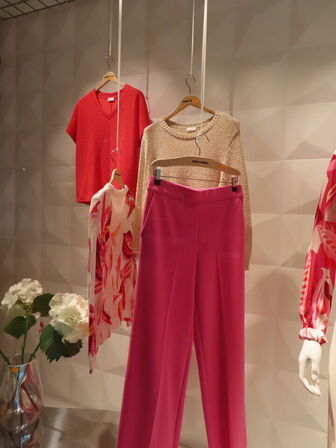 2 stk. mannequiner med tøj samt 4 stk. tøj på bøjler