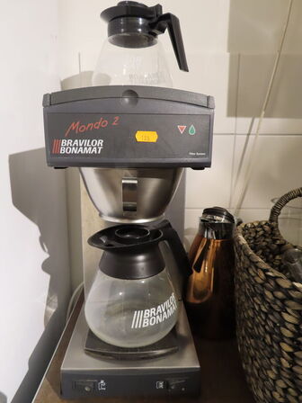 Kaffemaskine MONDO 2, Indhold i køkkenskabe og kasser med flasker
